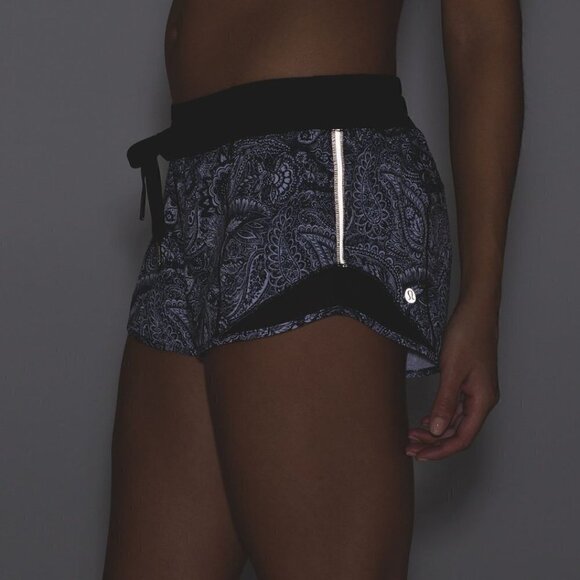 Lululemon Hotty Hot Short 2.5" inseam - 10 Mini Antique Paisley White Black - Picture 2 of 6